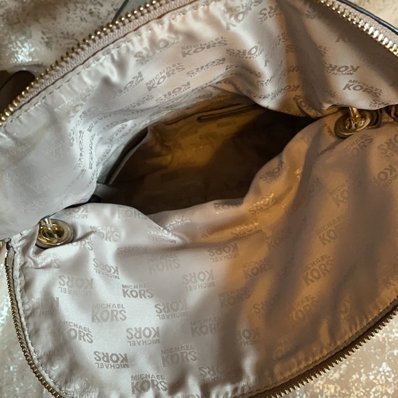 MICHAEL KORS NEUTRAL PEBBLED LEATHER CROSSBODY! - Picture 5 of 7